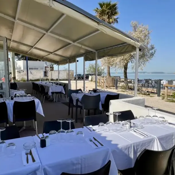 Restaurant plage en bord de mer à Vitrolles