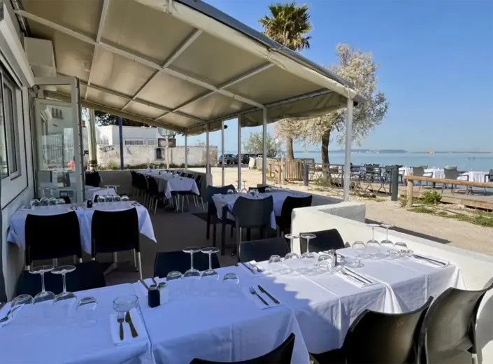 Restaurant plage en bord de mer à Vitrolles